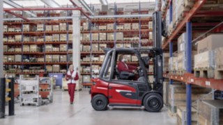 Linde forklift truck reverses safely with the aid of Linde Motion Detection