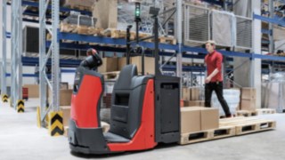 N20 with SA option from Linde Material Handling in use in the warehouse