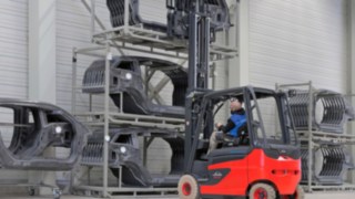 Trucks with fuel cell technology impress with low refuelling time and maximum performance. The Linde FC 25 forklift truck during loading.