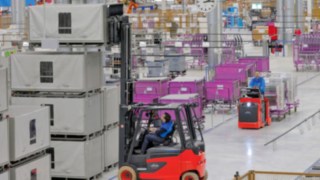 Forklifts and tow tractors with fuel cell technology from Linde Forklifts and tow tractors with fuel cell technology from Linde