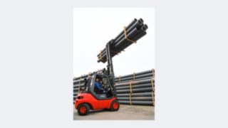 Forklift truck from Linde Material Handling’s 351 product line lifting pipes.
