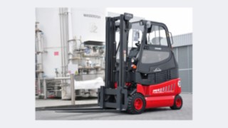 Linde Material Handling forklift truck with fuel cell drive in front of a hydrogen tank