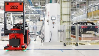 More and more car manufacturers are discovering intralogistics as a pioneering factor in their transformation. Automotive production hall with hydrogen technology from Linde