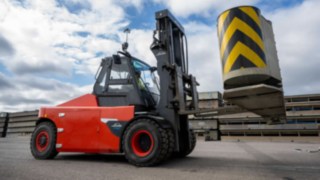 The E160 electric forklift truck from Linde Material Handling effortlessly transports loads of up to 16 tons.