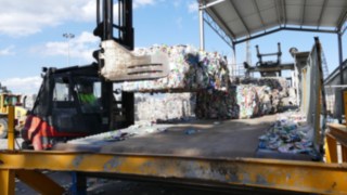 ic-truck stacking load at Barcelona Cartonboard