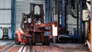 Diesel forklift truck from Linde Material Handling in action