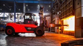 High temperatures are no problem for the heavy trucks. The H160 from Linde Material Handling in use.
