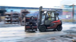 Outstanding performance and cost-effectiveness: Linde diesel forklift trucks are real all-rounders. Diesel forklift trucks from Linde Material Handling in use at an ironworks