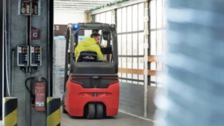 A DB Schenker employee reverses out of a swap body with the E16 electric forklift truck