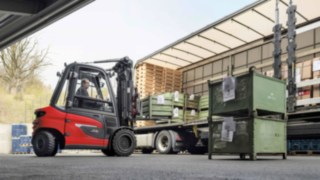 X35 electric forklift from Linde unloads a truck.