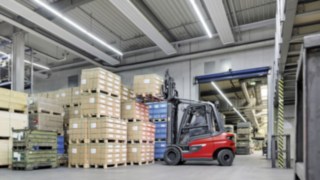 X35 electric forklift truck from Linde stacks goods in the EOT warehouse