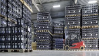 X35 electric forklift truck from Linde Material Handling transports drinks crates in the Ensinger warehouse