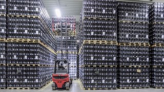 X35 electric forklift truck from Linde stacks drinks crates in the Ensinger warehouse