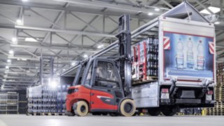 Linde X35 electric forklift truck loads a loading truck with crates of drinks from Ensinger