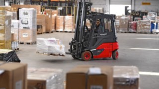  E16 lithium-ion forklift trucks from Linde Material Handling stack shelves in the Fritz Group's warehouse