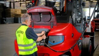 The Linde electric forklift trucks are reliable even in non-stop operation at Gerolsteiner, thanks to their Li-ION batteries.