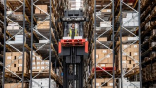 A combination of the K truck and V modular from Linde at work at Hachette UK. A combination of the K truck and V modular from Linde at work at Hachette UK.