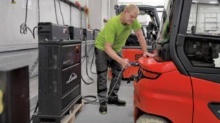 In the Xi20 P, the combination of Li-ION battery, 90 V technology and new synchronous reluctance motors helps to deliver maximum performance. Thomas Lüssen loading the Linde Xi20 P.