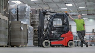 Thomas Lüssen from Klingele is pleased to have more space and comfort with the Linde Xi20 P. Warehouse Technician Thomas Lüssen stands next to the Xi20 P.