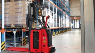 Autonomous L-MATIC pallet stacker from Linde Material Handling at Poloplast