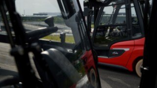 Two drives, one design: the X20 – X35 and H20 – H35 counterbalance forklift trucks from Linde. The X20 – X35 and H20 – H35 counterbalancd forklift trucks from Linde Material Handling on the racetrack