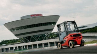 The H25 Counterbalance Forklift Truck from Linde shows off its dynamism on the race track The H25 Counterbalance Forklift Truck from Linde Material Handling