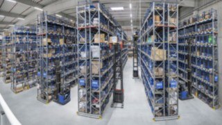 The V modular supports the order picker when working high up. The V modular supports the order picker when working high up.