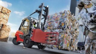 At the paper producer Smurfit Kappa Wrexen Paper & Board, the H50 counterbalanced trucks run with a full load almost non-stop. The Linde Material Handling H50 transports loads at the Smurfit Kappa site.
