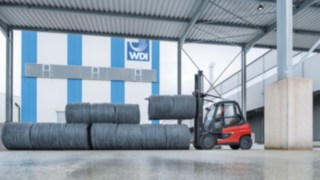 The X50 from Linde Material Handling has a firm grip on the coils produced by WDI, which weigh several tonnes.