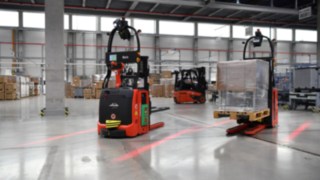 Solutions for automated intralogistics from Linde help companies to work more safely, efficiently and economically. Automated forklifts from Linde Material Handling in use in the warehouse