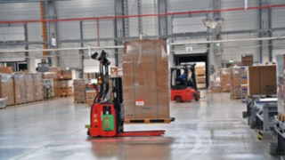 An L-MATIC from Linde Material Handling transports goods for ebm-papst.