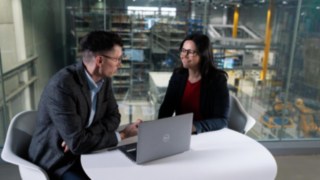 Linde MH employee in consultation with customer