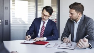 Linde employees in consultation with customer Linde employees in consultation with customer