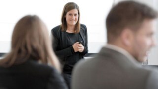 Linde employee at a lecture in front of colleagues Linde employee at a lecture in front of colleagues