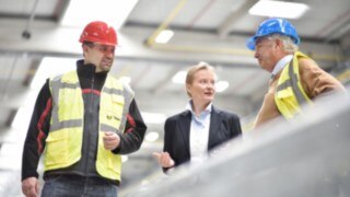 Linde employee in conversation with colleagues in the production Linde employee in conversation with colleagues in the production
