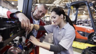 Linde employee with an apprentice in the production Linde employee with an apprentice in the production