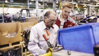 Linde employees in production Linde employees in production