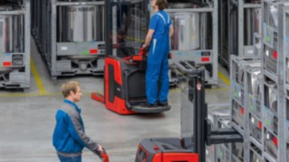 Available either as a pedestrian version or with folding stand-on platform, the new pallet stackers Linde L14-L20 for lift heights of over 5.30 metres feature numerous new functions. Available either as a pedestrian version or with folding stand-on platform, the new pallet stackers Linde L14-L20 for lift heights of over 5.30 metres feature numerous new functions.