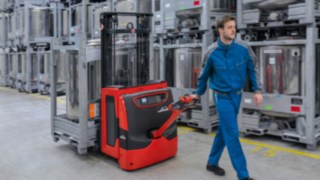 In order to protect the driver against injuries, there should a sufficient distance between the user and the vehicle at all times. In case of the pallet stackers Linde L14 to L20, this is ensured by the “Safety Speed” function which reduces the driving speed at small tilt angles of the tiller. In order to protect the driver against injuries, there should a sufficient distance between the user and the vehicle at all times. In case of the pallet stackers Linde L14 to L20, this is ensured by the “Safety Speed” function which reduces the driving speed at small tilt angles of the tiller.