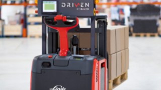 The newly launched robotic stacker Linde L-MATIC L HP and the robotic tractor Linde P-MATIC are easy to install and navigate relying on the warehouse structural elements. The newly launched robotic stacker Linde L-MATIC L HP and the robotic tractor Linde P-MATIC are easy to install and navigate relying on the warehouse structural elements.