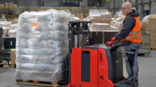 The compact counterbalance pallet stacker Linde L06 AC AP was developed as a customised solution. Due to its application potential in other sectors, it is now manufactured in series production. The compact counterbalance pallet stacker Linde L06 AC AP was developed as a customised solution. Due to its application potential in other sectors, it is now manufactured in series production.