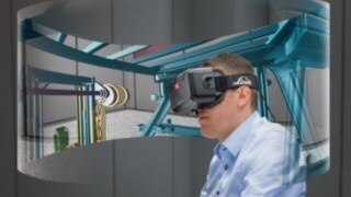 Mit der Datenbrille bewertet der Ingenieur die Sichtverhältnisse aus der Position des Staplerfahrers. Die 3D-Rundumsicht basiert auf den CAD-Daten des Gabelstaplers. So können auch neue Anbauteile wie Hubmasten schon in der Entwicklungsphase getestet werden.