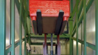 Long term load test mast Tougher than the toughest operating conditions – in the long term load test each new mast has to complete 50.000 cycles carrying nominal load which is loaded centrally and off-center. The truck itself is never allowed to lift the nominal load to the maximum height.