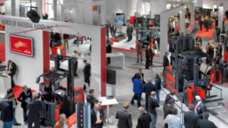 „World of Material Handling“ 2016 In May 2016, Linde Material Handling will be staging its successful trade show format "World of Material Handling" once again. The customer event will focus on increasingly networked, digitised and automated in-house logistics.