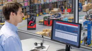 Fleet manager uses the connect:desk fleet management system from Linde Material Handling on the PC.