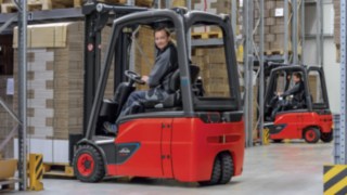  Counterbalanced trucks with lithium-ion battery from Linde Material Handling go on sale now. Available in the load range between 1.4 and 1.8 tonnes, the trucks offer the benefit that they make fleet operators much more independent with regard to power supply – especially in multi-shift operation. 