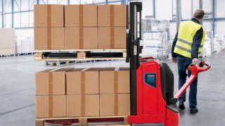 Linde has just expanded its product range with two new warehouse trucks that are equipped with lithium-ion batteries: the Linde T16L ION pallet truck with ergonomic hub and the Linde D08 ION double stacker. Linde has just expanded its product range with two new warehouse trucks that are equipped with lithium-ion batteries: the Linde T16L ION pallet truck with ergonomic hub and the Linde D08 ION double stacker.