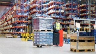The new stand-on pallet trucks Linde T14 S, T20 S/SF and T25 S/SF in the load range from 1.4 to 2.5 tonnes offer significantly enhanced operating comfort, narrower chassis and a range of additional functions, which ensure even better performance and lower energy consumption. The new stand-on pallet trucks Linde T14 S, T20 S/SF and T25 S/SF in the load range from 1.4 to 2.5 tonnes offer significantly enhanced operating comfort, narrower chassis and a range of additional functions, which ensure even better performance and lower energy consumption.