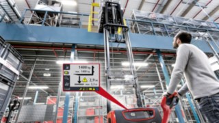 Pallet truck with Linde Load Management Advanced assistance system display