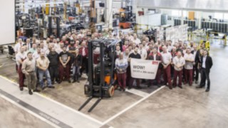 Celebration time at the Aschaffenburger Linde plant for the 111,111th 386 series electric forklift truck. 